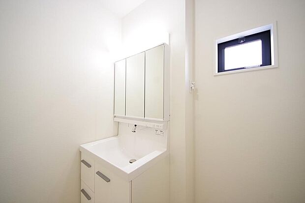 家族全員で利用するパブリックスペースとなりますので、鏡周りの収納ですっきり洗面台がご利用いただけます
