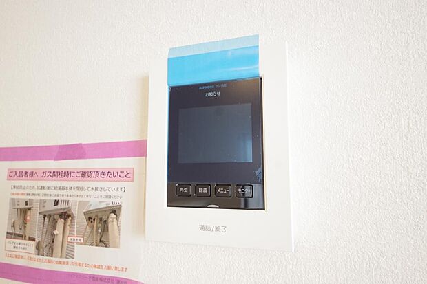 来訪者を映像と音声で確認可能なので、煩わしいセールスにも住戸内で対話可能です。
