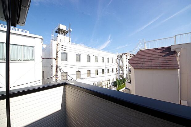 陽光あふれるバルコニーは、たくさんの光を浴びることができるのでお洗濯物やお布団もしっかり干せます。