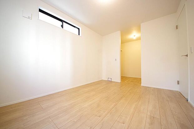 木の質感が優しい床材と豊富な収納が特徴的な、心に温かさを感じる内装です。