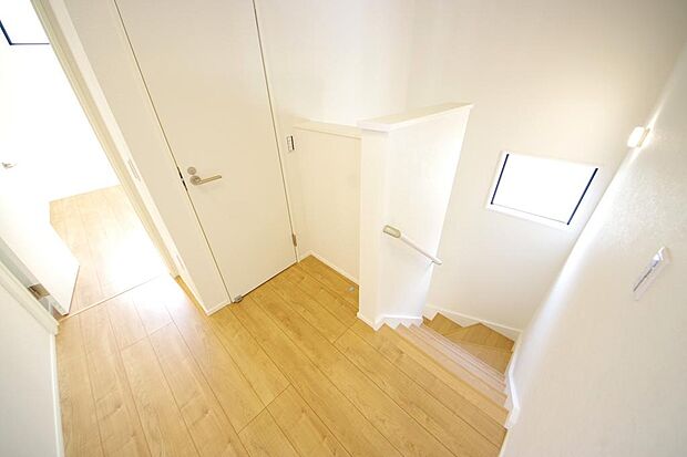 階段には手すりを標準装備することで、お子様やご高齢者の安全性にも配慮しております。