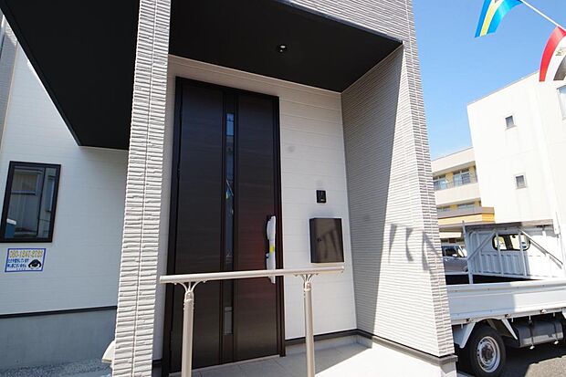 玄関はいわばその邸宅の顔です。だからこそ、迎賓のためにしつらえを細部まで施しました。