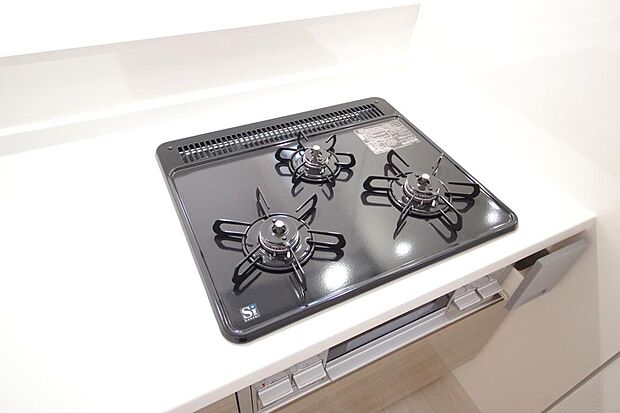 三ツ口コンロはＳｉセンサーが組み込まれています。長時間の使用の際にセンサーが自動でストップします。