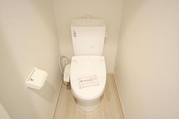 少ない水を有効に使って、汚れも効率よく洗浄します。便器は奥までふちのない掃除がしやすい形状です。