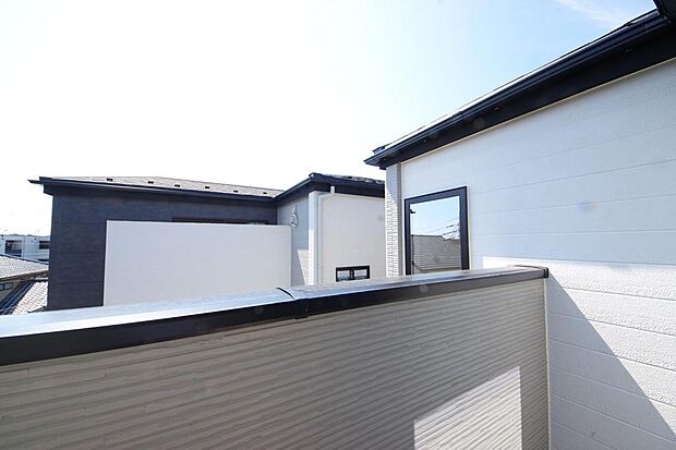 陽光あふれるバルコニーは、たくさんの光を浴びることができるのでお洗濯物やお布団もしっかり干せます。