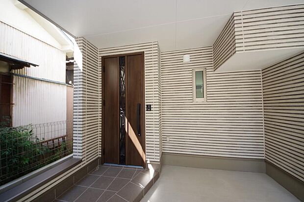 玄関はいわばその邸宅の顔です。だからこそ、迎賓のためにしつらえを細部まで施しました。