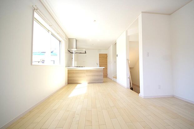 明るい陽光が差し込み開放的なリビング ダイニングを演出し、ゆとりある空間はご満足いただけます。