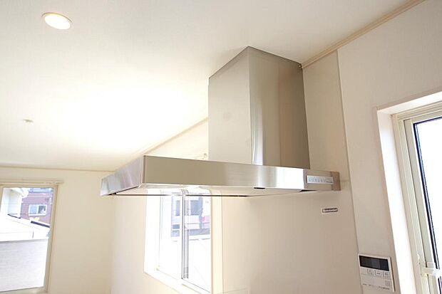 キッチン上部には、ブーツ型の照明付きのレンジフードが標準装備されております。