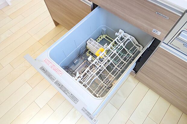 食器の出し入れがしやすいスライド収納タイプの食器洗い乾燥機です。また、節水効果にも優れています。