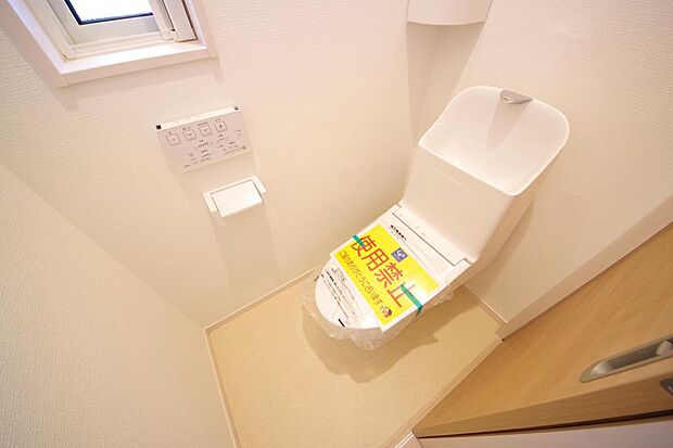 少ない水を有効に使って、汚れも効率よく洗浄します。便器は奥までふちのない掃除がしやすい形状です。