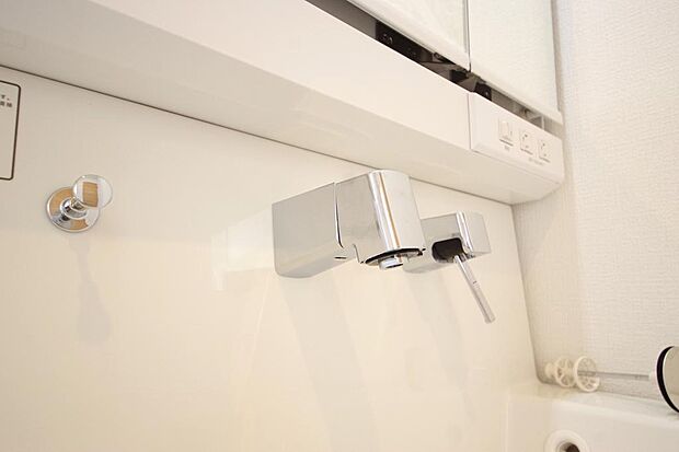 洗面台の給水口はホースが伸びるので朝シャン出来ます。シングルレバーでお湯の温度も楽々調整出来ます。