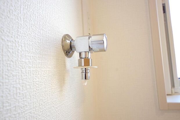 洗濯機用の給水口には蛇口ではなく、全自動洗濯機が設置できる専用の給水口が設置されております。