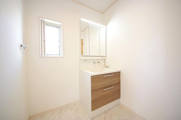 家族全員で利用するパブリックスペースとなりますので、鏡周りの収納ですっきり洗面台がご利用いただけます