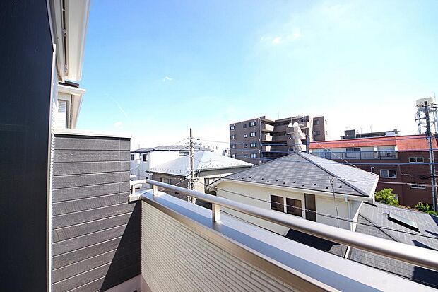 陽光あふれるバルコニーは、たくさんの光を浴びることができるのでお洗濯物やお布団もしっかり干せます。