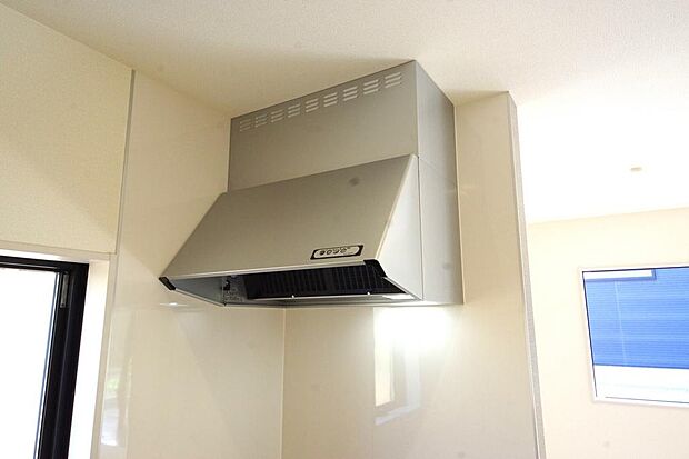 キッチン上部には、ブーツ型の照明付きのレンジフードが標準装備されております。