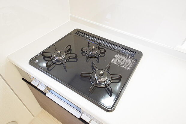 三ツ口コンロはＳｉセンサーが組み込まれています。長時間の使用の際にセンサーが自動でストップします。