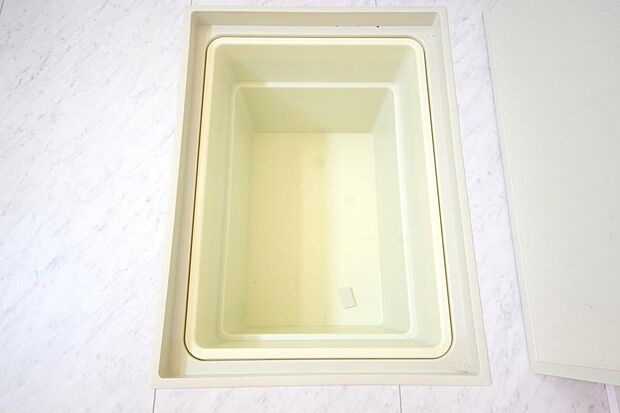 シャンプー　リンス　洗剤　柔軟剤等のストックに便利です。空間を有効に利用した収納です。