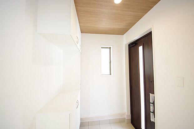 棚板が多く、沢山のの靴が収納可能。棚板は稼働可能ですのでブーツやヒールの高い靴も収納でき便利です。