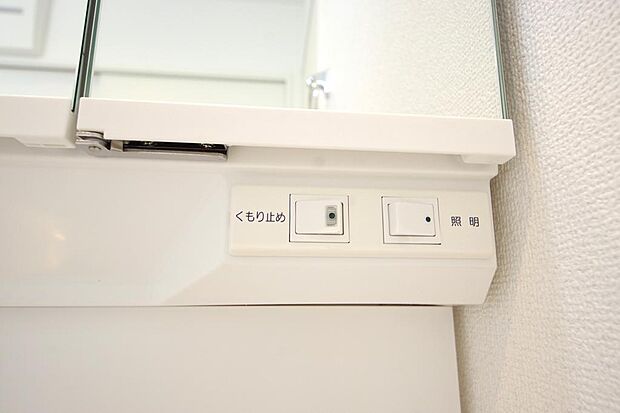 洗面台には、照明とコンセントが標準装備されております。コンセントの容量は1200Wまで大丈夫です。