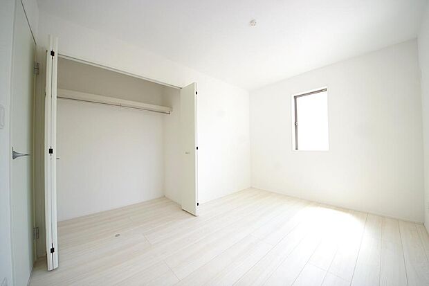 木の質感が優しい床材と豊富な収納が特徴的な、心に温かさを感じる内装です。