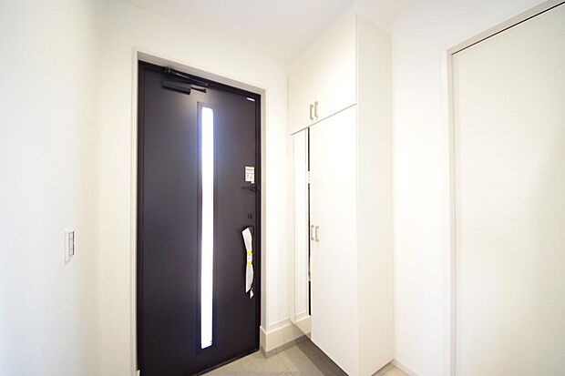 玄関を美しく整理できる収納量豊かなシューズインクロークです。高さの調整できる棚板を採用しております。