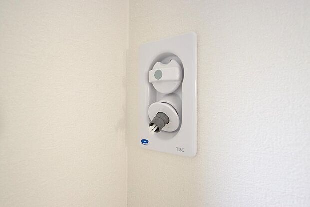 洗濯機用の給水口には蛇口ではなく、全自動洗濯機が設置できる専用の給水口が設置されております。