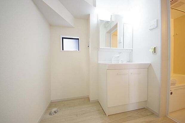 家族全員で利用するパブリックスペースとなりますので、鏡周りの収納ですっきり洗面台がご利用いただけます
