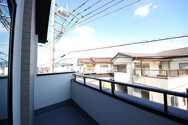 陽光あふれるバルコニーは、たくさんの光を浴びることができるのでお洗濯物やお布団もしっかり干せます。