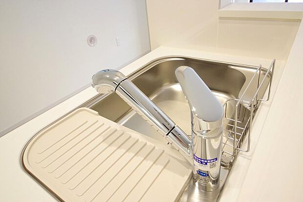 キッチンの水栓はホースが伸びますので、大きな鍋も楽に洗う事が出来ます。浄水器もビルトインです。