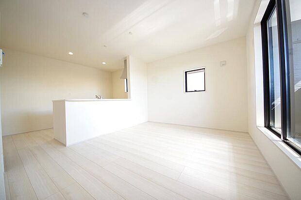 家族皆方が一番長い時間を共有するリビング ダイニング。快適な空間としてご利用いただけます。