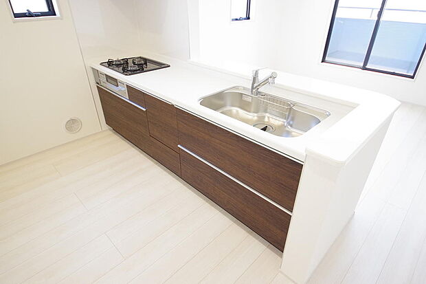 キッチンには耐久性が高く、お手入れも簡単で人工大理石トップを採用して、キッチンを優雅に演出しました。
