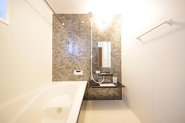 心地よい入浴タイムを追求した大きな浴槽とアクセントパネルで、より高級感が演出されます。