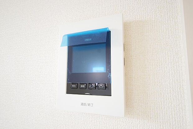 来訪者を映像と音声で確認可能なので、煩わしいセールスにも住戸内で対話可能です。