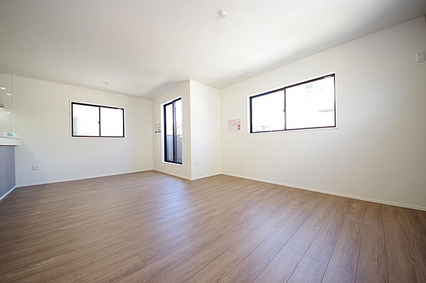 明るい陽光が差し込み開放的なリビング　ダイニングを演出し、ゆとりある空間はご満足いただけます。