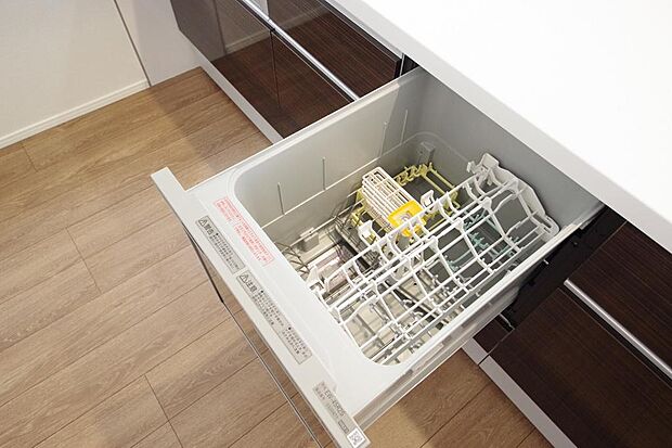 食器の出し入れがしやすいスライド収納タイプの食器洗い乾燥機です。また、節水効果にも優れています。