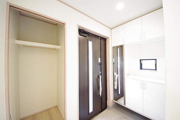 棚板が多く、沢山のの靴が収納可能。棚板は稼働可能ですのでブーツやヒールの高い靴も収納でき便利です。