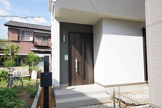 玄関はいわばその邸宅の顔です。だからこそ、迎賓のためにしつらえを細部まで施しました。