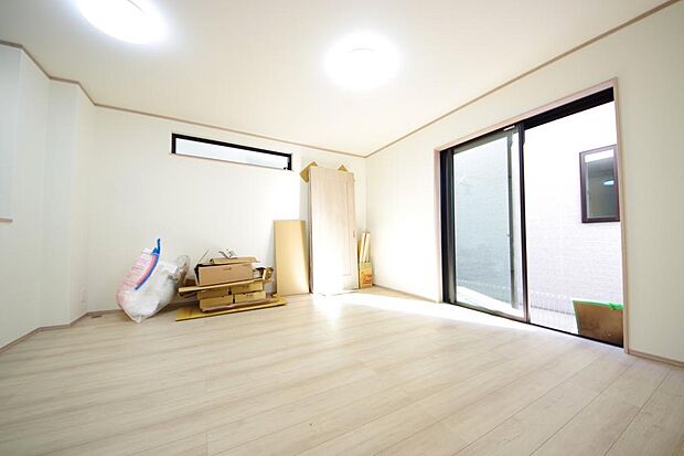 明るい陽光が差し込み開放的なリビング ダイニングを演出し、ゆとりある空間はご満足いただけます。