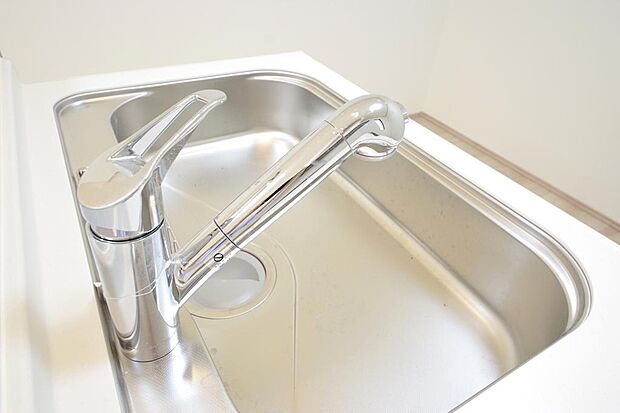 レバー操作一つで水量、温度も調節可能です。また、蛇口には浄水カートリッジも内蔵可能です。