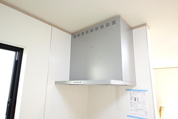 キッチン上部には、スッキリとしたスリム型レンジフードが標準装備されております。