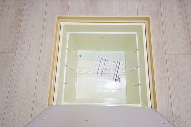 ミネラルウォーター、缶詰、非常食のストックに便利です。空間を有効に利用した収納です。