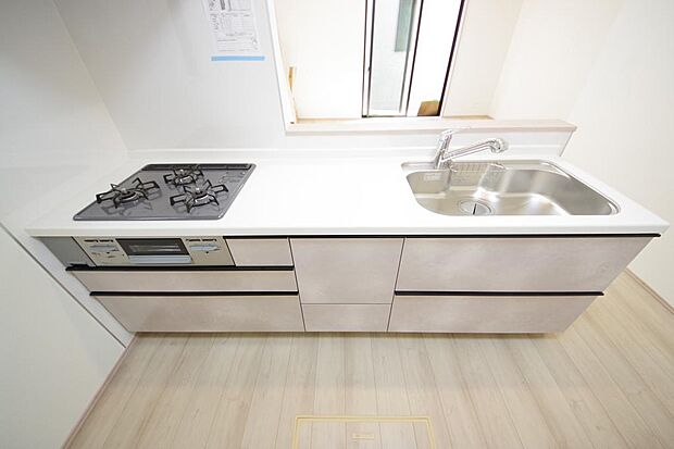 キッチンには耐久性が高く、お手入れも簡単で人工大理石トップを採用して、キッチンを優雅に演出しました。