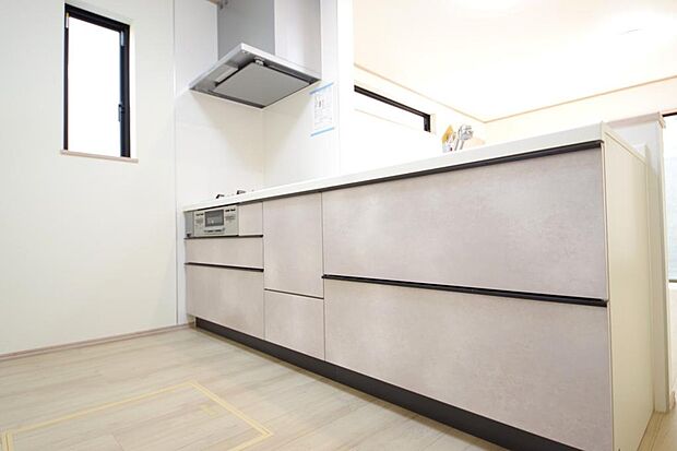 リビング ダイニング全体が見渡せるキッチンは、リビングのお子様の様子を見守りながら家事ができます。