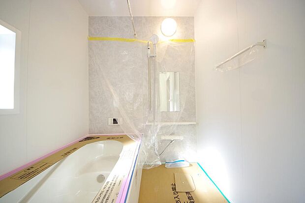 心地よい入浴タイムを追求した大きな浴槽とアクセントパネルで、より高級感が演出されます。