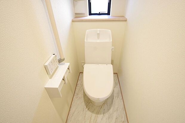 少ない水を有効に使って、汚れも効率よく洗浄します。便器は奥までふちのない掃除がしやすい形状です。