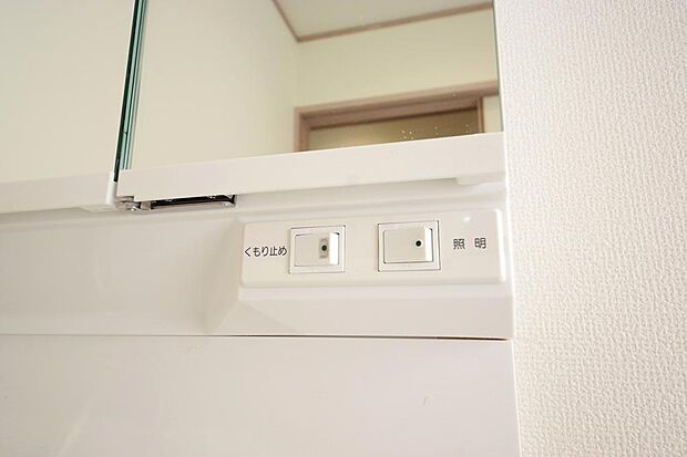洗面台には、照明とコンセントが標準装備されております。コンセントの容量は1300Wまで大丈夫です。