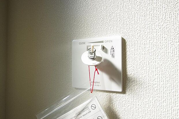 洗濯機用の給水口には蛇口ではなく、全自動洗濯機が設置できる専用の給水口が設置されております。