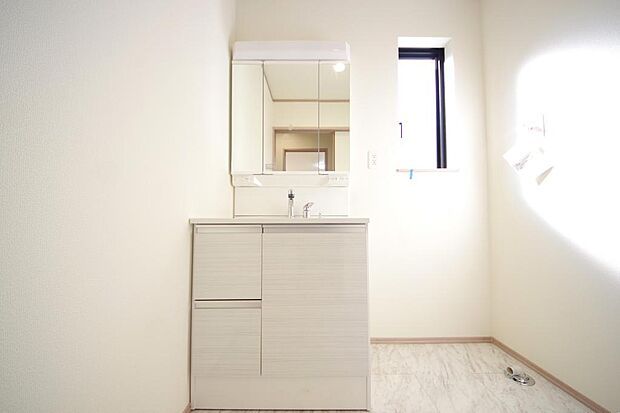 家族全員で利用するパブリックスペースとなりますので、鏡周りの収納ですっきり洗面台がご利用いただけます