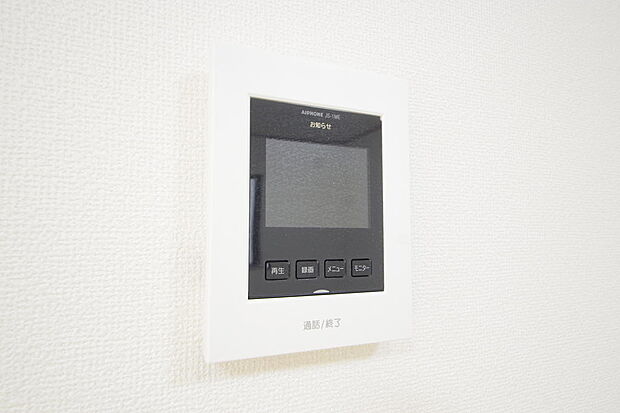 来訪者を映像と音声で確認可能なので、煩わしいセールスにも住戸内で対話可能です。
