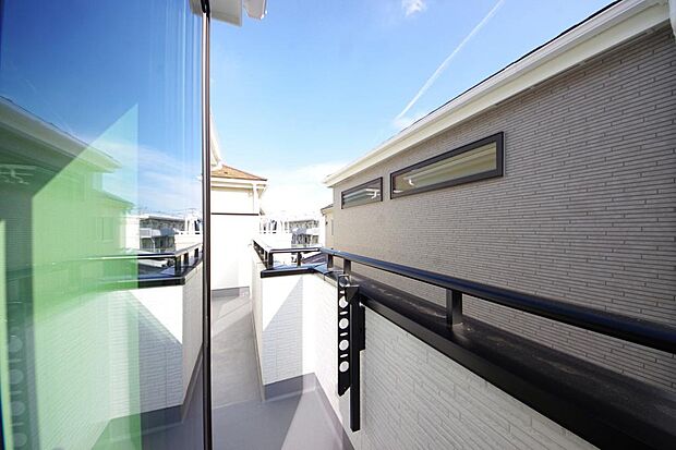 陽光あふれるバルコニーは、たくさんの光を浴びることができるのでお洗濯物やお布団もしっかり干せます。